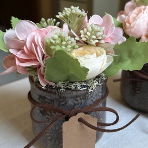 Anyák napi mini asztaldísz boglárkával és hortenziával - otthon & életmód - virágdekoráció - virágdíszek - asztali virágdísz - Meska.hu