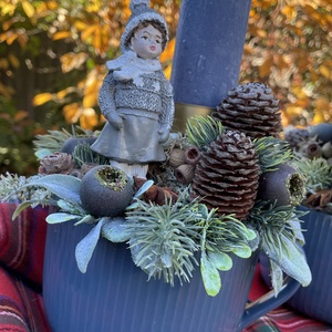 Kislány kékben karácsonyi asztaldísz, Otthon & Életmód, Dekoráció, Asztal és polc dekoráció, Asztaldísz, Virágkötés, MESKA