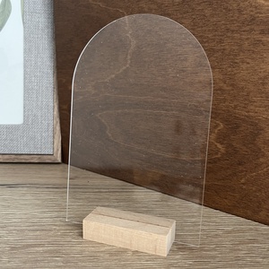 Plexi asztalszám esküvőre 10x15 cm- fa talppal, Esküvő, Dekoráció, Asztaldísz, , MESKA