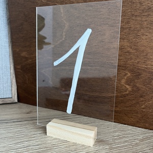 Plexi asztalszám esküvőre 10x15 cm- fa talppal - esküvő - dekoráció - asztaldísz - Meska.hu