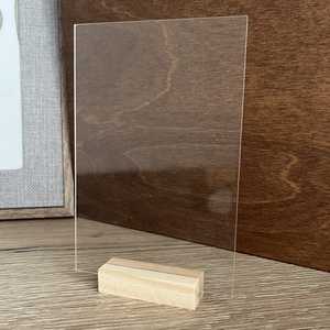 Plexi asztalszám esküvőre 10x15 cm- fa talppal - esküvő - dekoráció - asztaldísz - Meska.hu