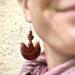 Szilvafából tulipán formájú fülbevaló - ékszer - fülbevaló - lógó fülbevaló - Meska.hu