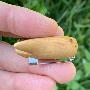 Szilvafából tulipán bross 2.  - ékszer - kitűző és bross - kitűző - Meska.hu