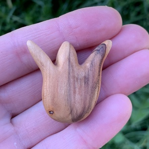 Szilvafából tulipán bross 2.  - ékszer - kitűző és bross - kitűző - Meska.hu