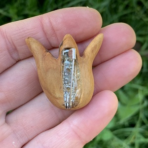 Szilvafából tulipán bross 2.  - ékszer - kitűző és bross - kitűző - Meska.hu