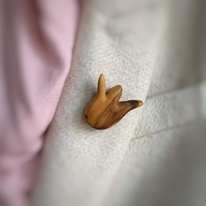 Szilvafából tulipán bross 2.  - Meska.hu