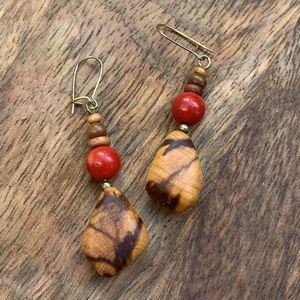 Palo santo fa korall gyönggyel fülbevaló - ékszer - fülbevaló - lógó fülbevaló - Meska.hu