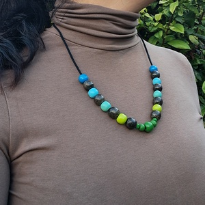 Zöld és kék fa nyaklánc - ékszer - nyaklánc - bogyós nyaklánc - Meska.hu