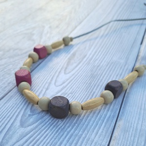 Bézs és rózsaszín fa nyaklánc - ékszer - nyaklánc - bogyós nyaklánc - Meska.hu