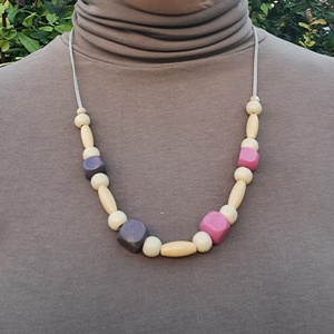 Bézs és rózsaszín fa nyaklánc, Ékszer, Nyaklánc, Bogyós nyaklánc, Ékszerkészítés, Festett tárgyak, MESKA