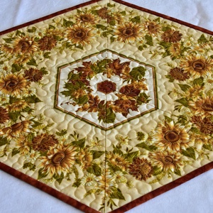 Arany napraforgók hatszög terítő, Otthon & Életmód, Konyhafelszerelés, tálalás, Tálalás, Terítő, Patchwork, foltvarrás, Varrás, MESKA