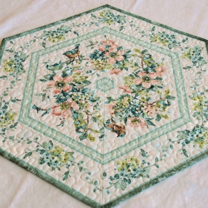 Mentazöld tavaszi terítő, Otthon & Életmód, Konyhafelszerelés, tálalás, Tálalás, Terítő, Patchwork, foltvarrás, Varrás, MESKA