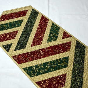 Karácsonyi futó - klasszikus színekben, Karácsony, Karácsonyi lakásdekoráció, Ünnepi asztaldekoráció, Patchwork, foltvarrás, Varrás, MESKA