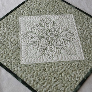 Zöldike asztalközép, Otthon & Életmód, Konyhafelszerelés, tálalás, Tálalás, Terítő, Patchwork, foltvarrás, Varrás, MESKA