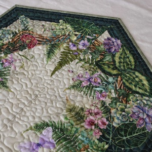 Virágoskert futó, Otthon & Életmód, Konyhafelszerelés, tálalás, Tálalás, Terítő, Patchwork, foltvarrás, Varrás, MESKA