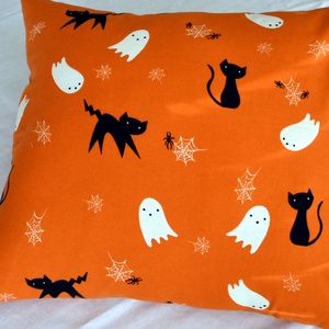 Halloween párnahuzat - fekete macska szellemekkel (Glow in the dark) - otthon & életmód - dekoráció - halloween - halloweeni dekoráció - Meska.hu
