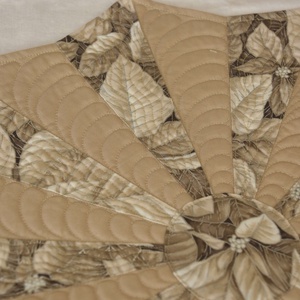 Homkszín mikulásvirágos margaréta terítő - karácsony - karácsonyi lakásdekoráció - ünnepi asztaldekoráció - Meska.hu