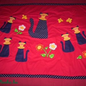 RENDELHETŐ!!! Piros pöttyös cicás ágytakaró  -  - Meska.hu