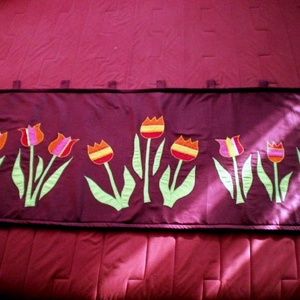 Rerndelhető bordó tulipános falvédő, Baba - mama, Babaszoba dekoráció, Falvédő gyerekszobába, Patchwork, foltvarrás, MESKA
