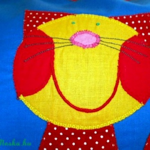 Vidámság örs... Facebookkék piros apró pöttyös cicás párna , Baba - mama, Babaszoba dekoráció, Gyerek díszpárna, Patchwork, foltvarrás,  Királykék pamutvászonra applikáltam Őpöttyösségét.Bár kislányoknak terveztem, de az éltesebb leány..., MESKA