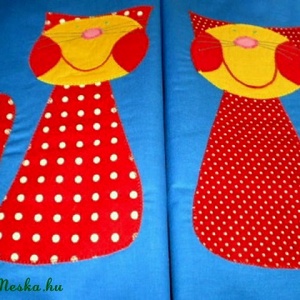 Vidámság örs... Facebookkék piros apró pöttyös cicás párna  - baba - mama - babaszoba dekoráció - gyerek díszpárna - Meska.hu
