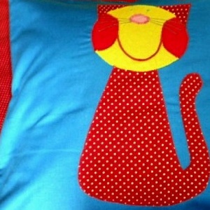 Vidámság örs... Facebookkék piros apró pöttyös cicás párna  - baba - mama - babaszoba dekoráció - gyerek díszpárna - Meska.hu