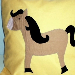 Vaníliasárga lovacskás párna - Meska.hu