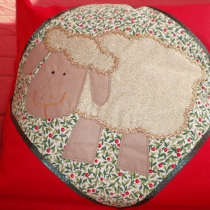 Az Aranyszőrű Bárányka...piros díszpárna , Otthon & Életmód, Lakástextil, Párna & Párnahuzat, Varrás, Patchwork, foltvarrás, MESKA