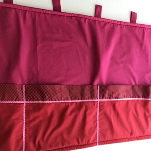 Érik a málna...Pink falvédő piros zsebekkel - otthon & életmód - babaszoba, gyerekszoba - falvédő gyerekszobába - Meska.hu