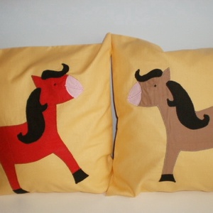 Lóbarátok vaníliasárga lovacskás párnák - Meska.hu