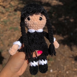 Wednesday, a horgolt amigurumi karakterbaba � pihe-puha plüssjáték  - Meska.hu
