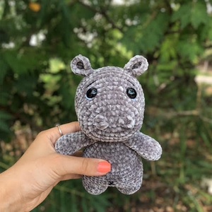 Hédi, a horgolt amigurumi víziló – pihe-puha plüssjáték Himalaya Velvet fonalból, Játék & Sport, Plüssállat & Játékfigura, Más figura, Horgolás, Hímzés, Ismerd meg Hédit, a végtelenül bájos, kézzel horgolt kis vízilovat! Selymes szürke színével, apró f..., MESKA