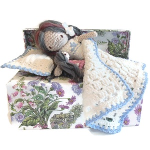 Majsa baba ruhatárral, kézzel készített öltöztethető baba díszdobozban. -  - Meska.hu