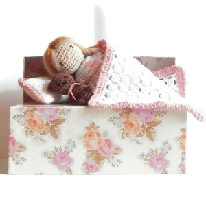 Emma baba ruhatárral, kézzel készített öltöztethető baba díszdobozban. - játék & sport - baba & babaház - öltöztethető baba - Meska.hu