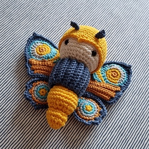Horgolt kék-sárga pillangó amigurumi - Meska.hu