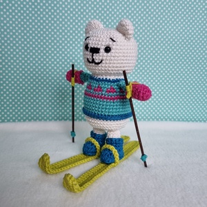 Horgolt síelő jegesmedve amigurumi, Játék & Sport, Plüssállat & Játékfigura, Maci, Horgolás, MESKA