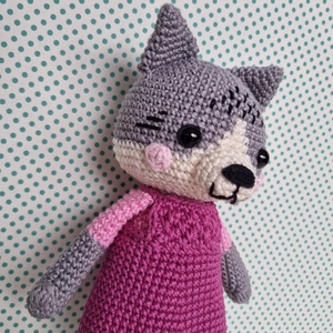 Horgolt macska amigurumi pink ruhában - játék & sport - plüssállat & játékfigura - cica - Meska.hu