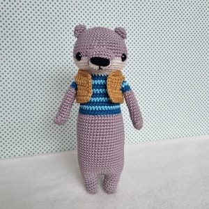 Horgolt vidra amigurumi okker mellényben, Játék & Sport, Plüssállat & Játékfigura, Más figura, Horgolás, MESKA