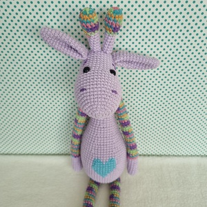 Horgolt lila szíves zsiráf amigurumi - játék & sport - plüssállat & játékfigura - zsiráf - Meska.hu