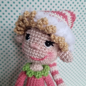 Horgolt rózsaszín csínytevő manó amigurumi - karácsony - karácsonyi lakásdekoráció - karácsonyi manók, figurák - Meska.hu