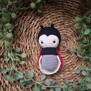 Horgolt katica- öltöztethető katica, Játék & Sport, Plüssállat & Játékfigura, Más figura, Horgolás, MESKA