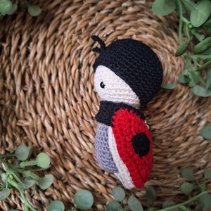 Horgolt katica- öltöztethető katica - játék & sport - plüssállat & játékfigura - más figura - Meska.hu