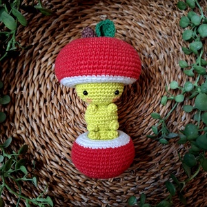 Horgolt kukac almában - öltöztethető kukac - Meska.hu