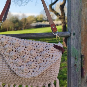 Bogyós -rojtos boho -chic táska - krémszínű  - táska & tok - bevásárlás & shopper táska - shopper, textiltáska, szatyor - Meska.hu