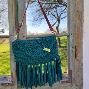 Bogyós -rojtos boho -chic táska - méregzöld - táska & tok - bevásárlás & shopper táska - shopper, textiltáska, szatyor - Meska.hu