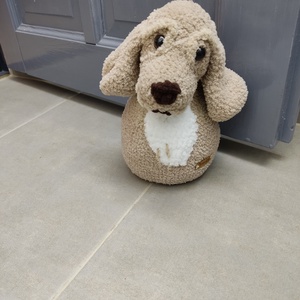 Horgolt kutya ajtókitámasztó - otthon & életmód - dekoráció - ajtó- és ablak dekoráció - ablakdísz - Meska.hu