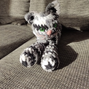 Horgolt fekvő cirmos cica  - játék & sport - plüssállat & játékfigura - cica - Meska.hu