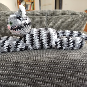 Horgolt fekvő cirmos cica  - játék & sport - plüssállat & játékfigura - cica - Meska.hu