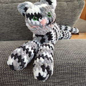 Horgolt fekvő cirmos cica  - játék & sport - plüssállat & játékfigura - cica - Meska.hu