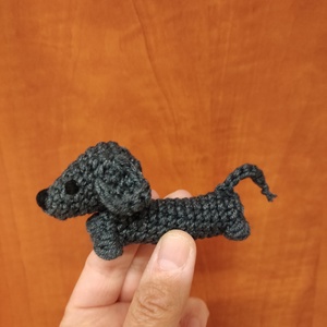 Kicsi horgolt tacskó  - játék & sport - plüssállat & játékfigura - kutya - Meska.hu
